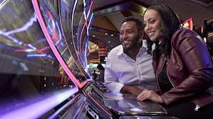 Roulette ဘီးကွင်းနှင့် ဘောလုံးလည်နေသောမြင်ကွင်း